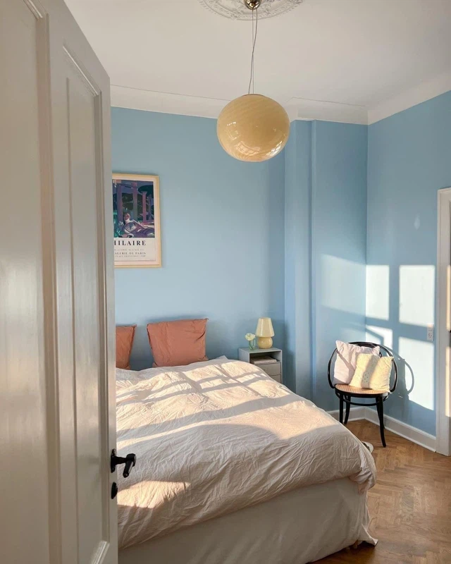 Спальная с насыщенными голубыми стенами