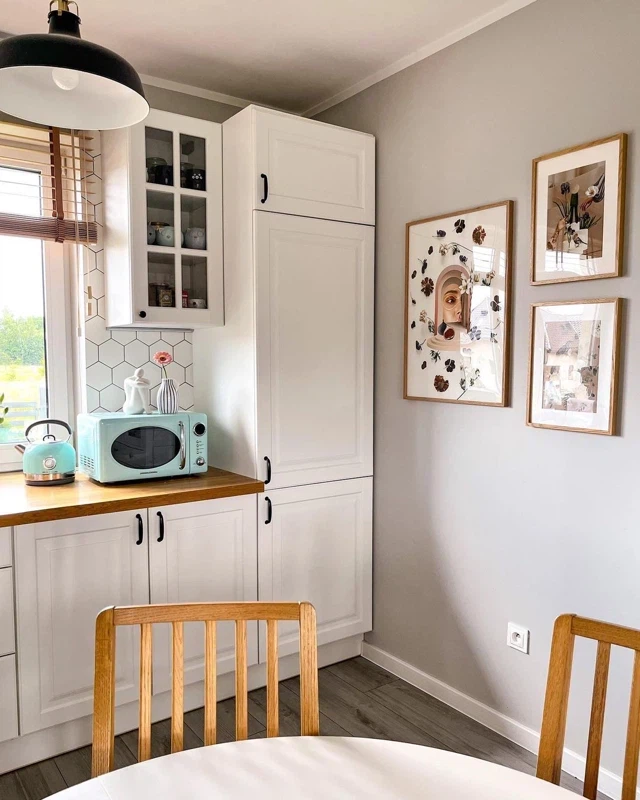 Белая кухня с серыми стенами в классическом стиле