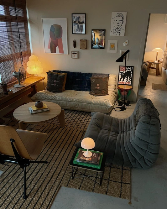 Уютная гостиная с диваном Togo