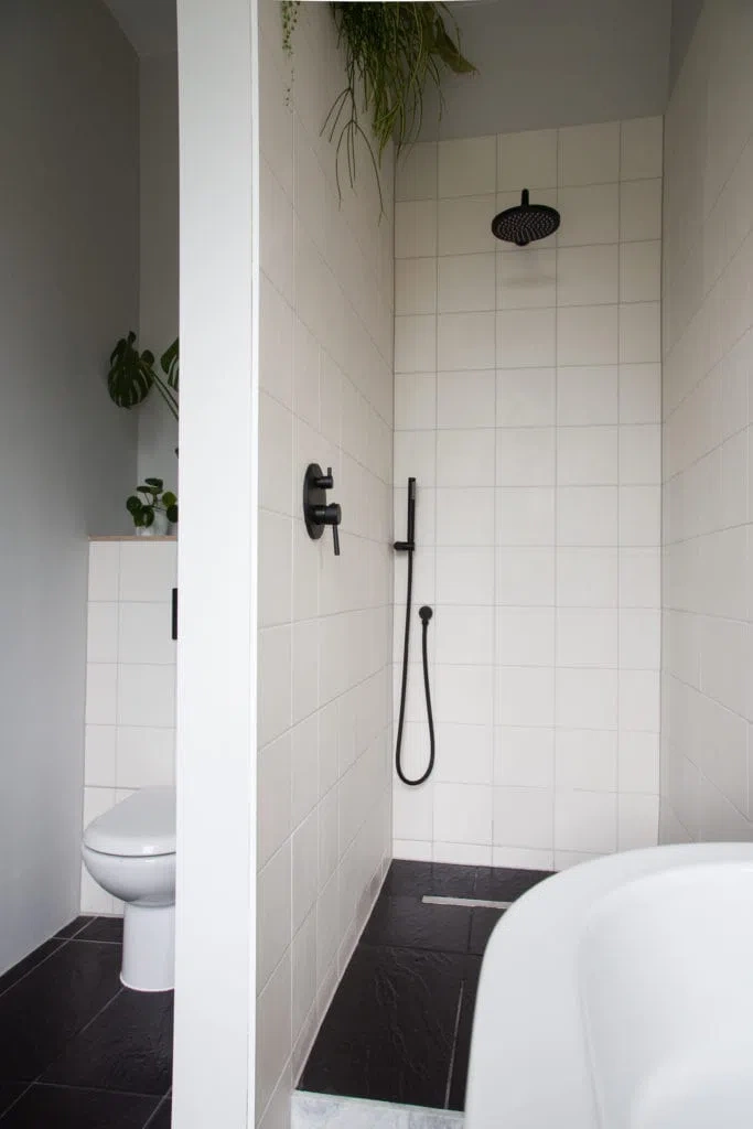 Душевая с квадратной белой плиткой и Little Greene Ceviche 230