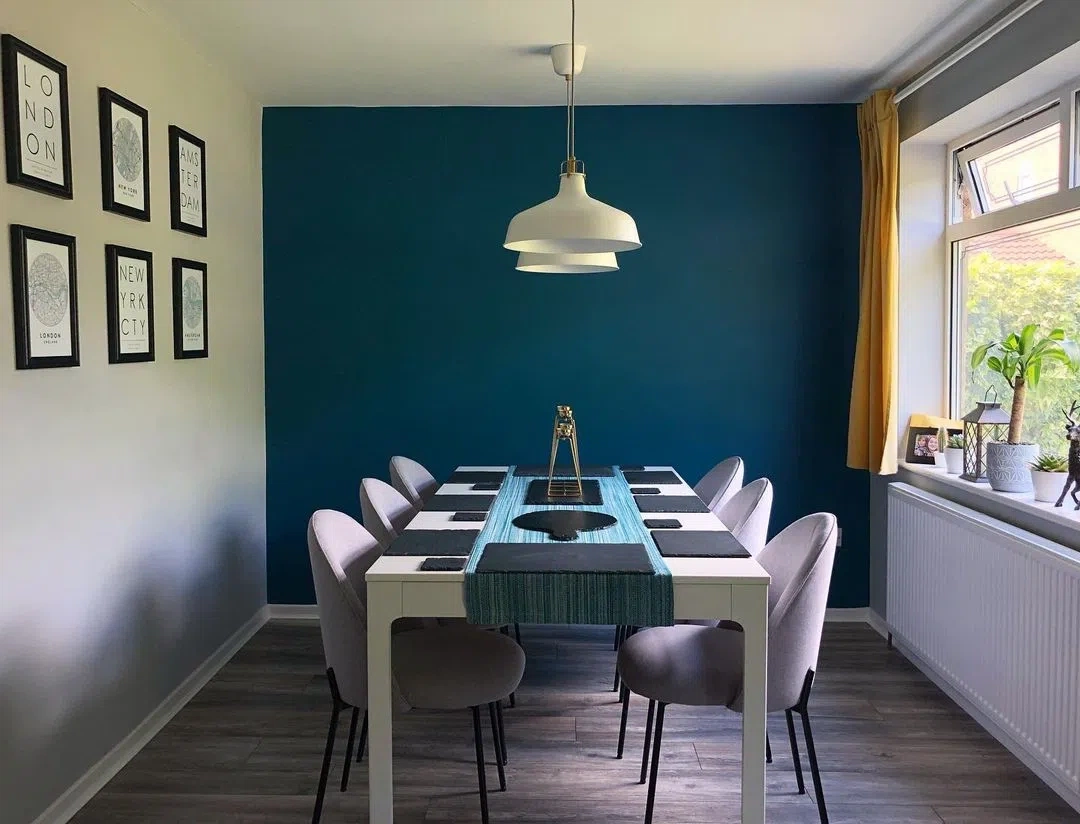 Акцентная темно-синяя  стена в обеденной зоне  Dulux