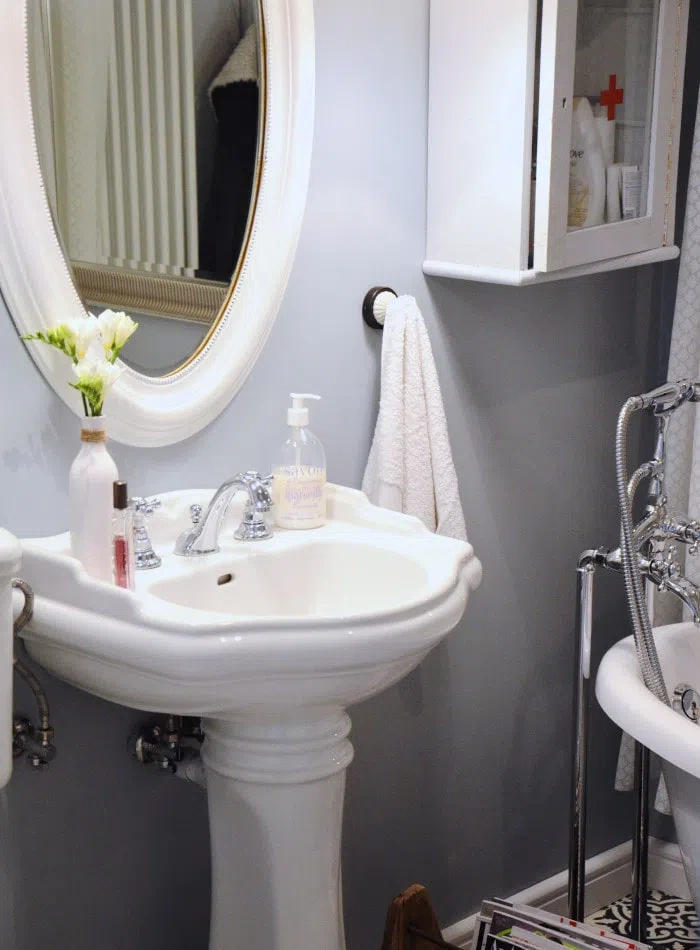 Ванная в классическом стиле с серыми стенами Tikkurila K500