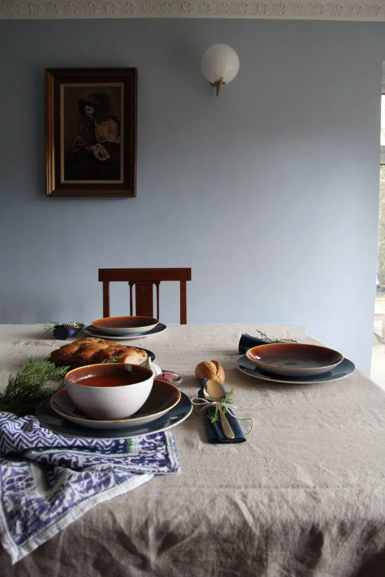 Интерьер с голубыми стенами Little Greene Pale Wedgewood
