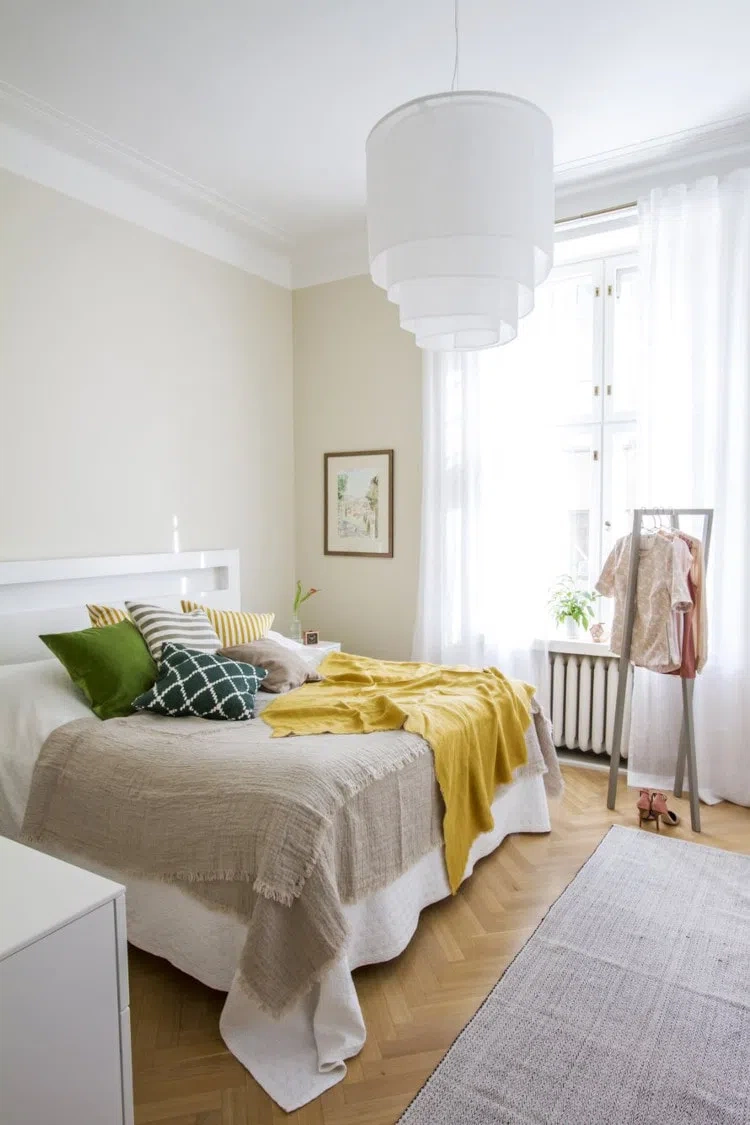 Спальная с бежевыми стенами Tikkurila Y462 Tofu