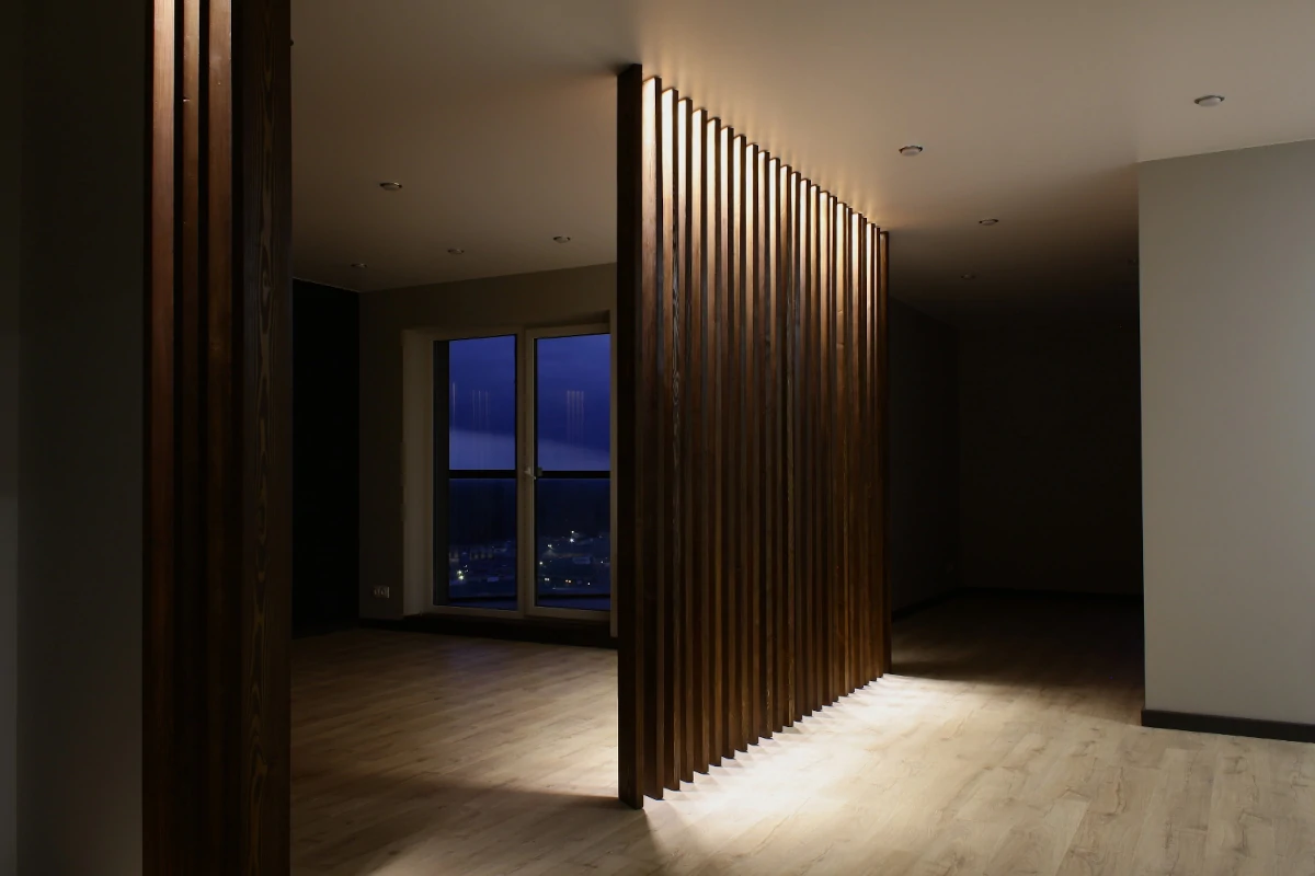 Гостиная с деревянными рейками с подсветкой