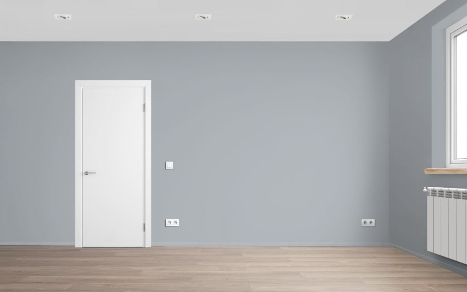 Вариант дизайна интерьера квартиры в калькуляторе ремонта с зелёными стенами, плинтусами в цвет стен, белой трёхфилёнчатой дверью и ламинатом Quick-Step Perspective Доска промасленного Ореха.