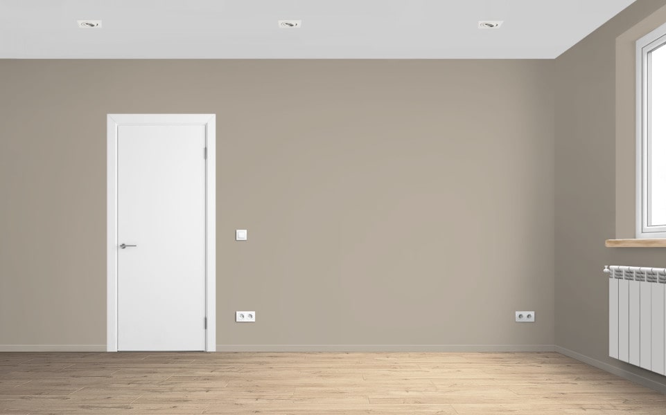 Дизайн квартиры с серыми стенами, белыми плинтусами, белой трёхфилёнчатой дверью и ламинатом Quick-Step Impressive.