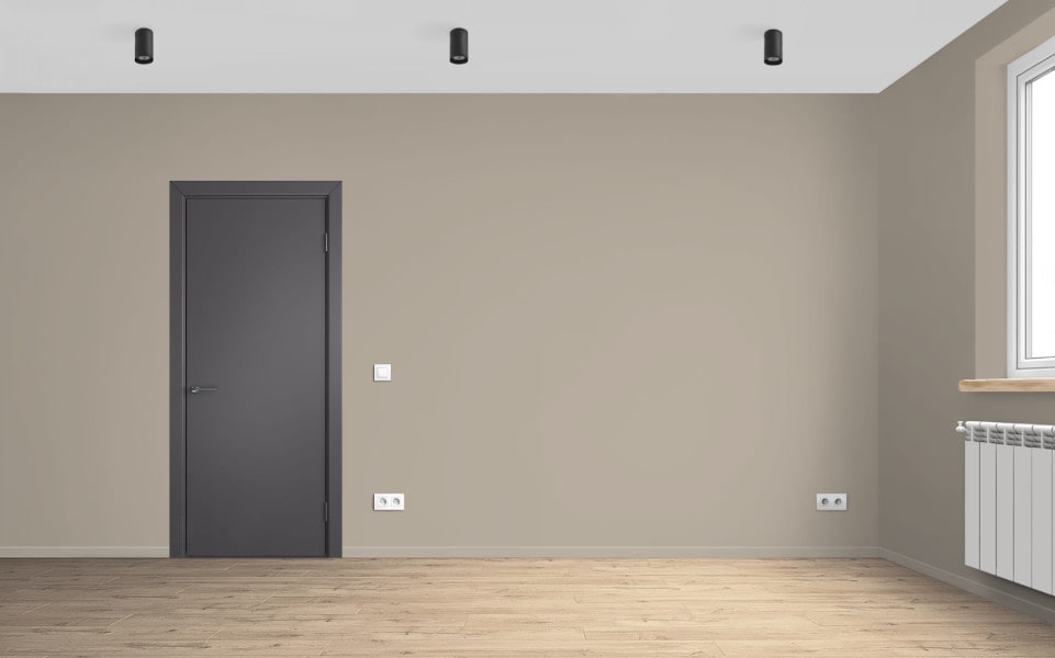 Вариант дизайна интерьера квартиры в калькуляторе ремонта с тёмно-серыми стенами, белыми плинтусами, белой трёхфилёнчатой дверью и ламинатом Quick-Step Impressive Дуб светлый.