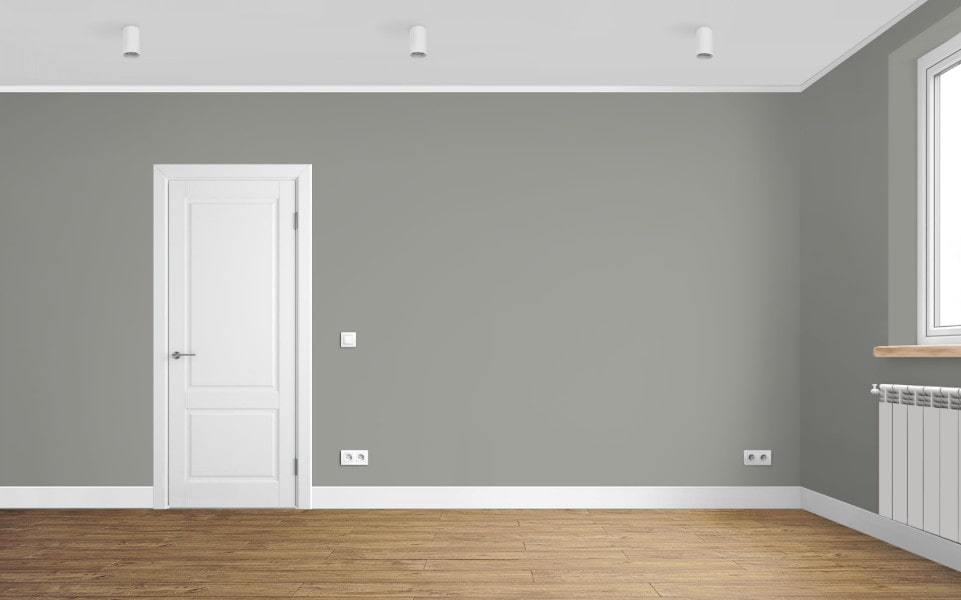 Дизайн интерьера квартиры с насыщенными синими стенами, плинтусами в цвет стен, белой плоской дверью и ламинатом Quick-Step Perspective Доска промасленного ореха.