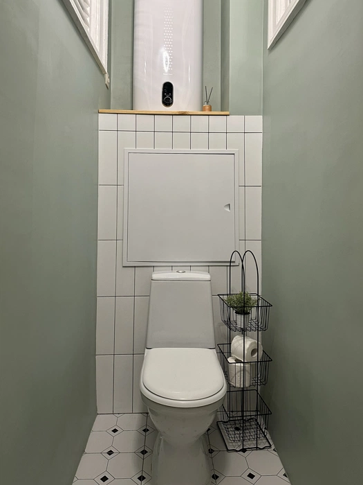 Туалет с фисташковыми стенами