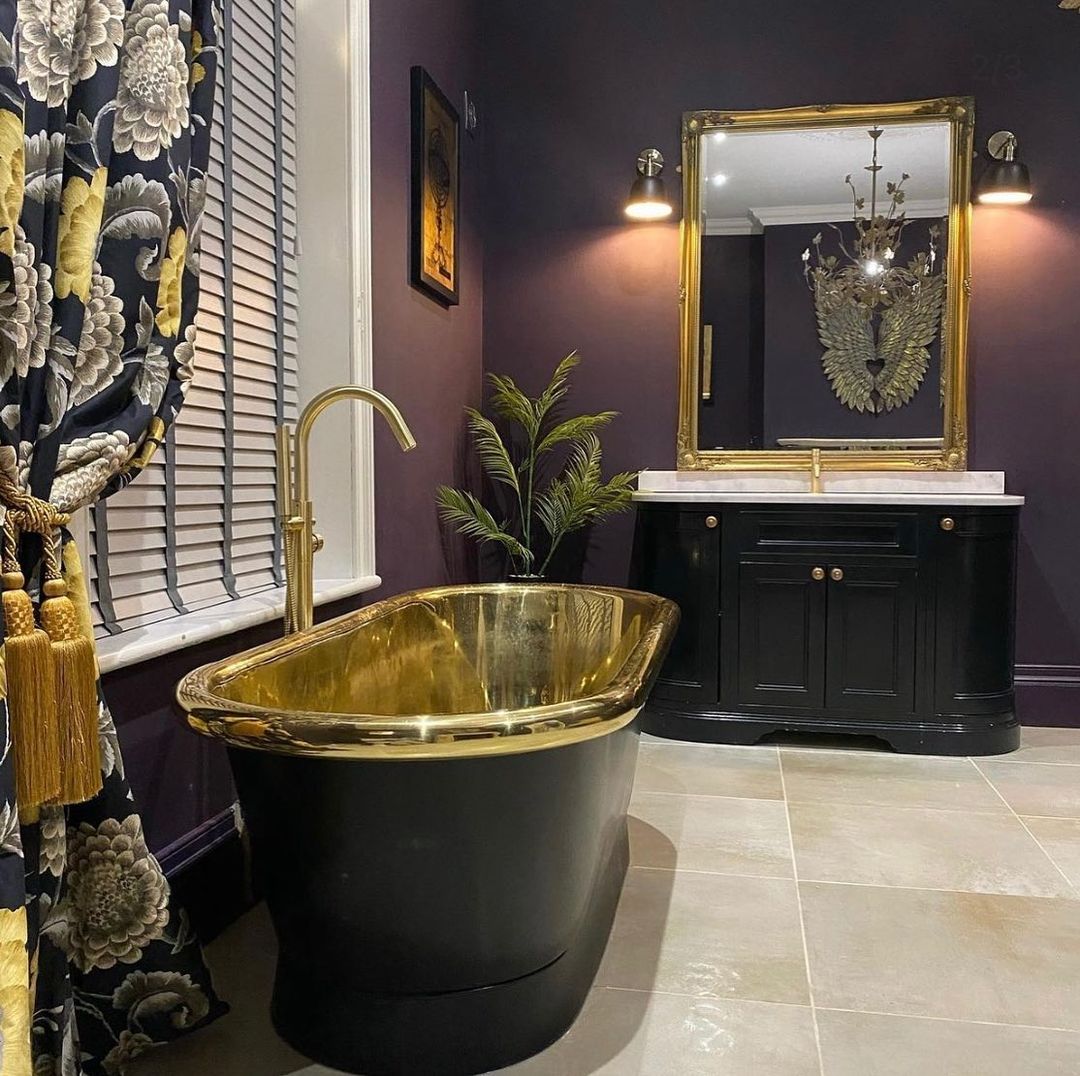 Шикарная ванная с латунной ванной и темно-фиолетовыми стенами Brinjal