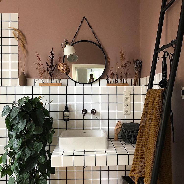 Ванная с розовыми стенами и белой квадратной плиткой