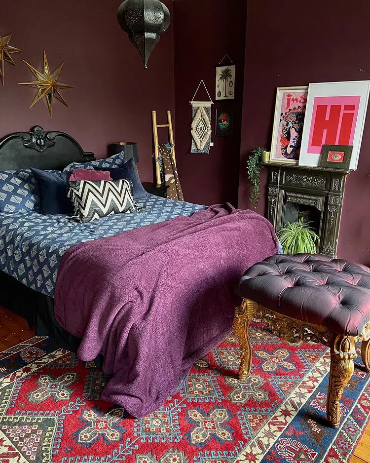 Интерьер спальни в колониальном стиле с цветом Brinjal