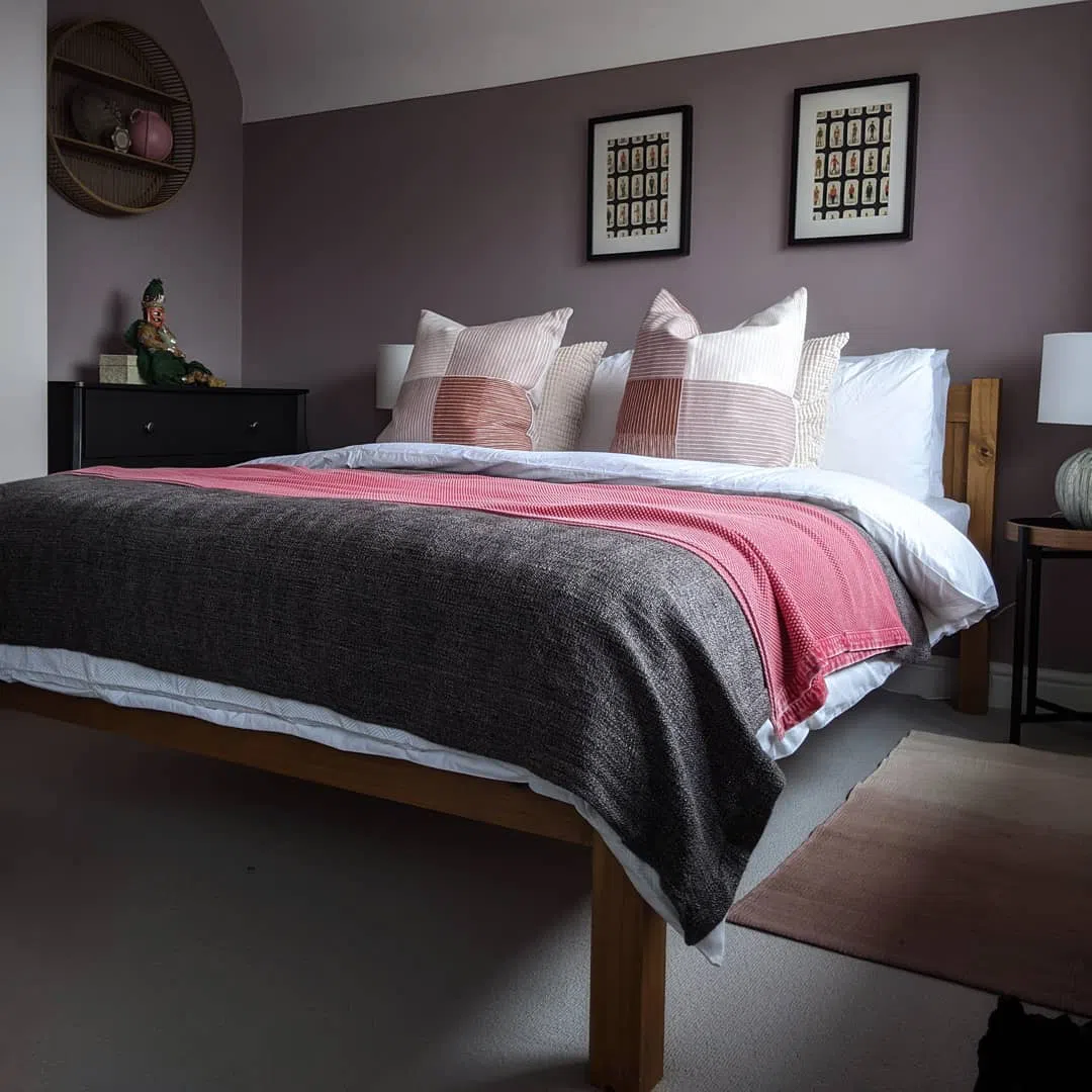 Интерьер спальни с розовыми стенами Maraschino Mocha 4 Dulux