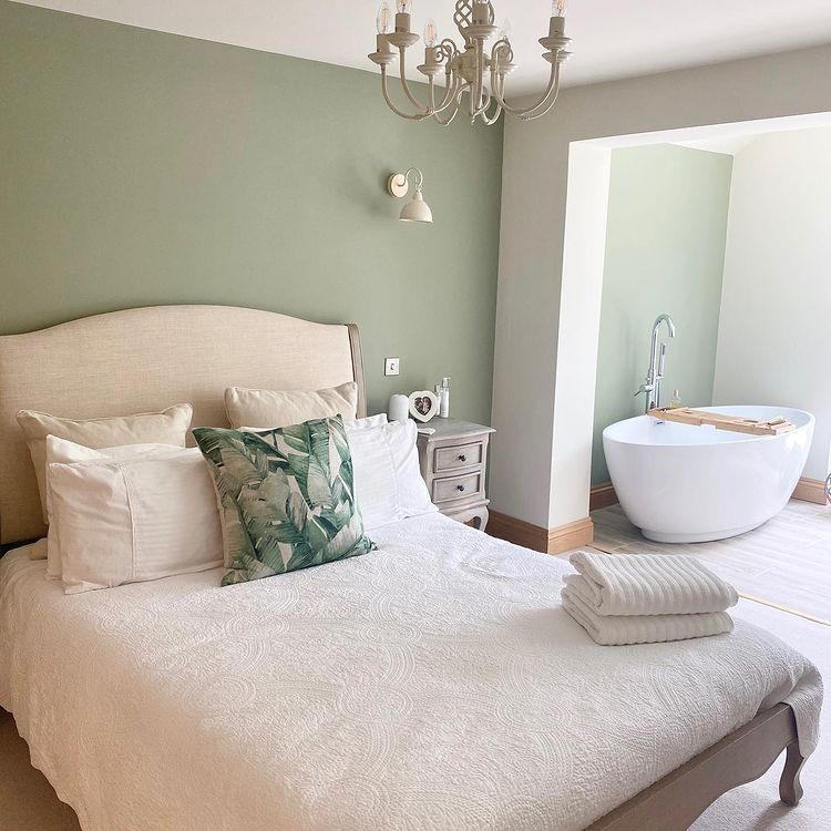 Спальная с зеленой стеной и ванной Farrow and Ball Lichen