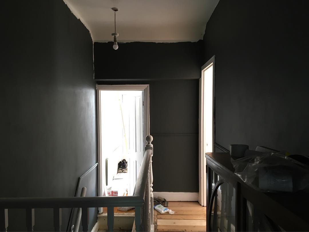 Черные стены с белыми дверьми фото интерьера