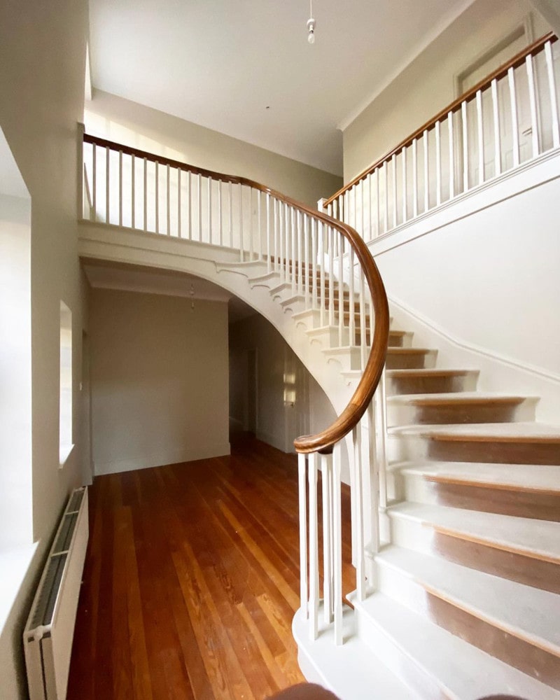 Интерьер дома с большой лестницей и цветом Bleached Lichen 3