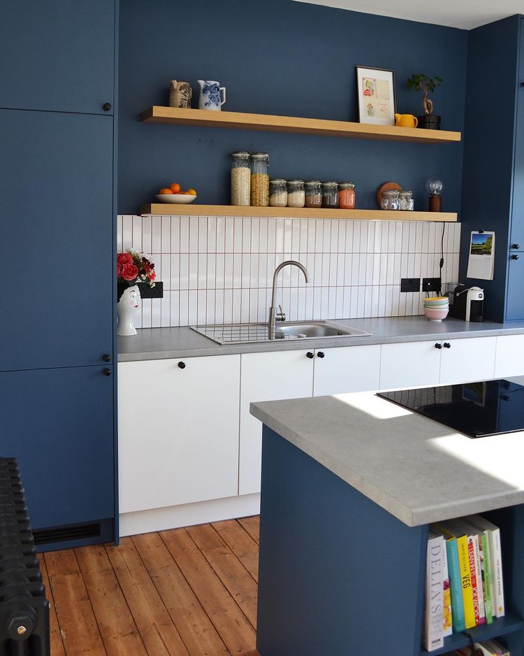 Синяя кухня с фартуком с мелкой вертикальной плиткой и Hicks Blue