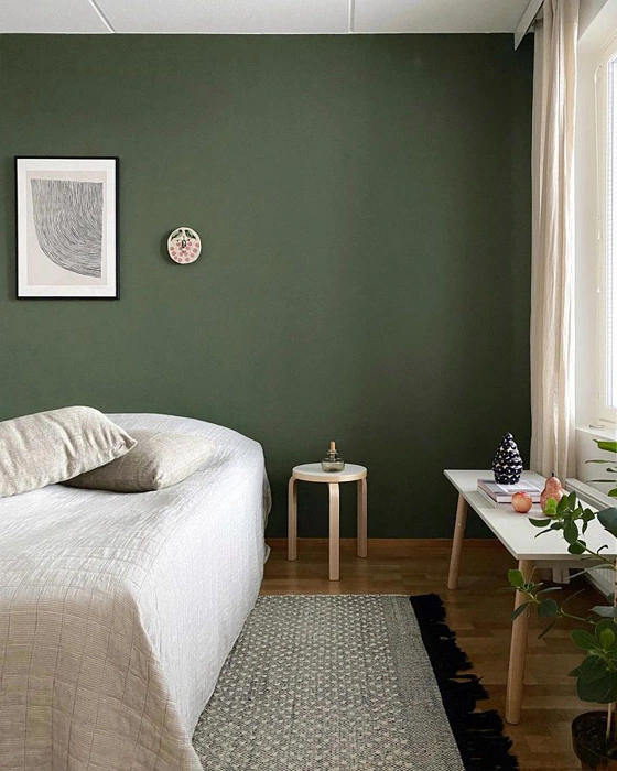 Акцентная зеленая стена в спальне Tikkurila Бонсай N448