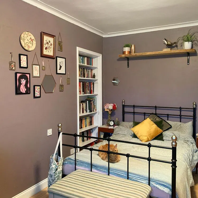 Фото спальной с сиреневыми стенами Brassica