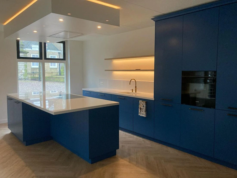 Brillant blue RAL 5007 на фасадах кухни