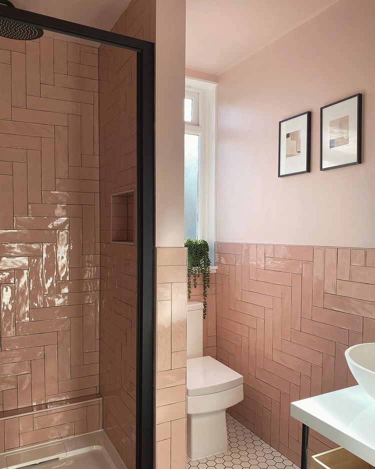 Фото розовой ванной с черной сантехникой