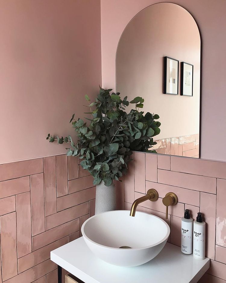 Розовая ванная с раскладкой плитки елочкой Calamine