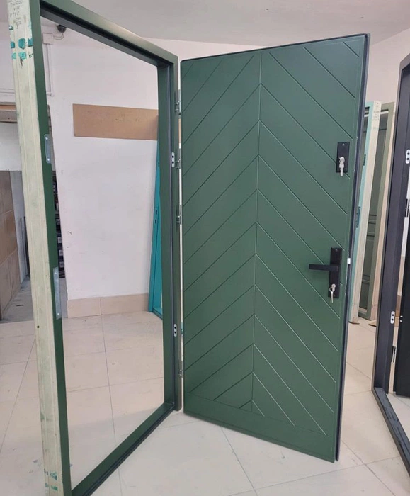 Зеленая входная дверь RAL 6020