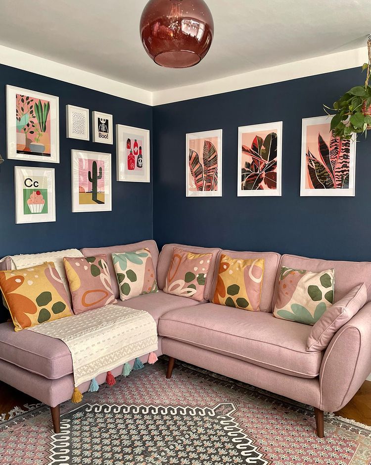 Яркий сине-розовый интерьер с розовым диваном и синими стенами