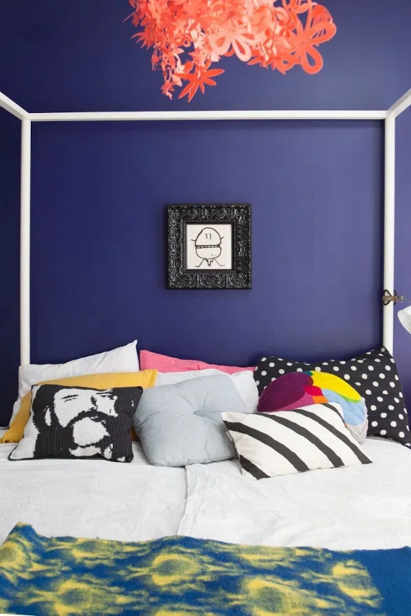 Спальная с яркой синей стеной Tikkurila M350
