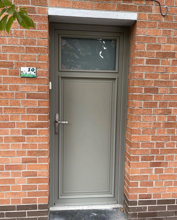 RAL 7023 крашеная дверь с филенками