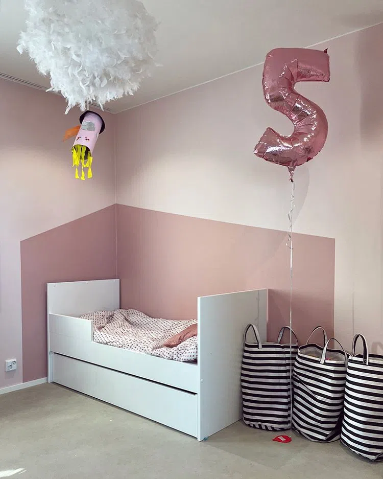 Детская комната с розовыми стенами Tikkurila H417 Дафна