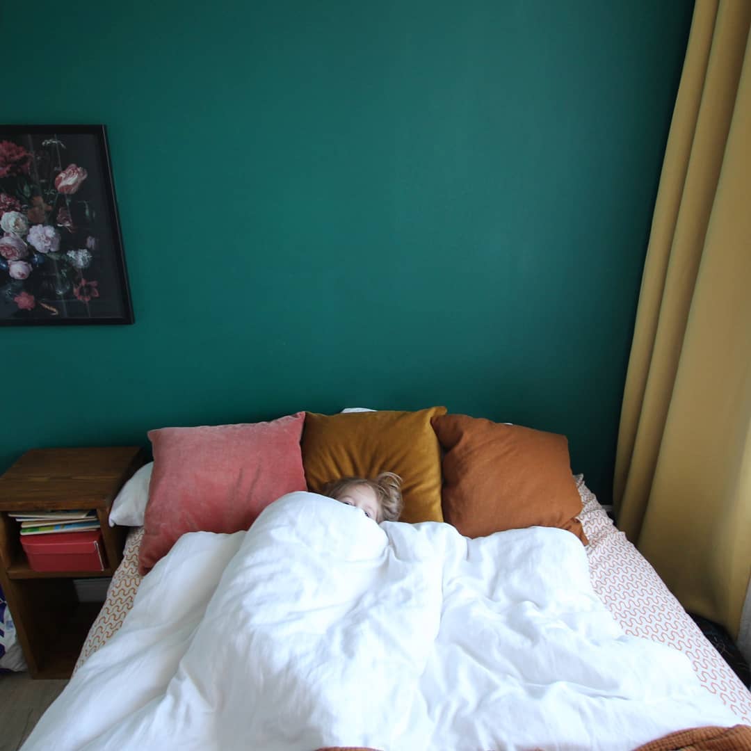 Темно-зеленая стена в спальной Tikkurila M371