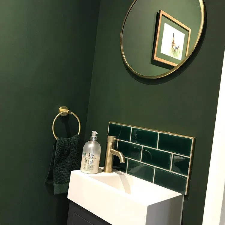 Фото ванной с темно-зелеными стенами и латунью