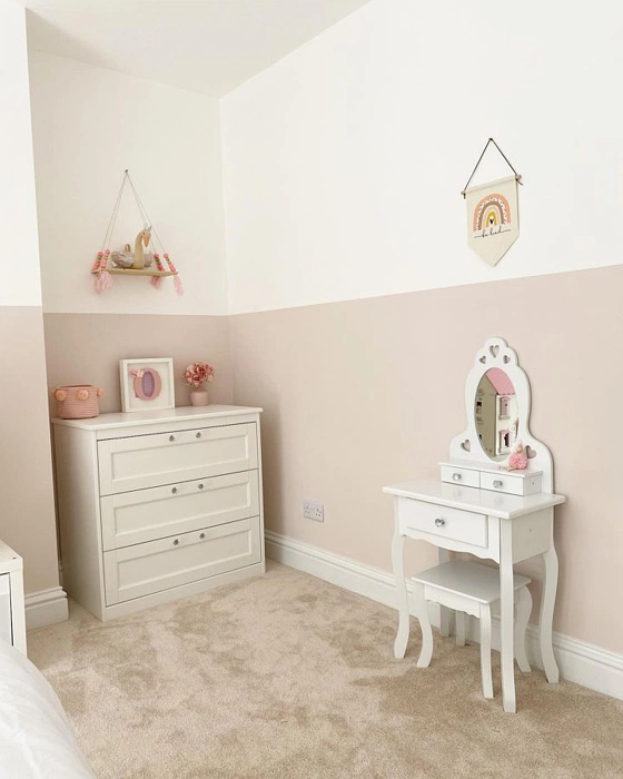Dulux 50YR 74/054 бело-розовый color-block в детской комнате