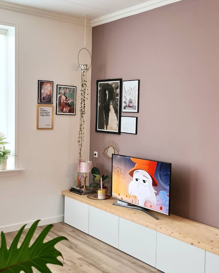 Акцентная розовая стена за телевизором