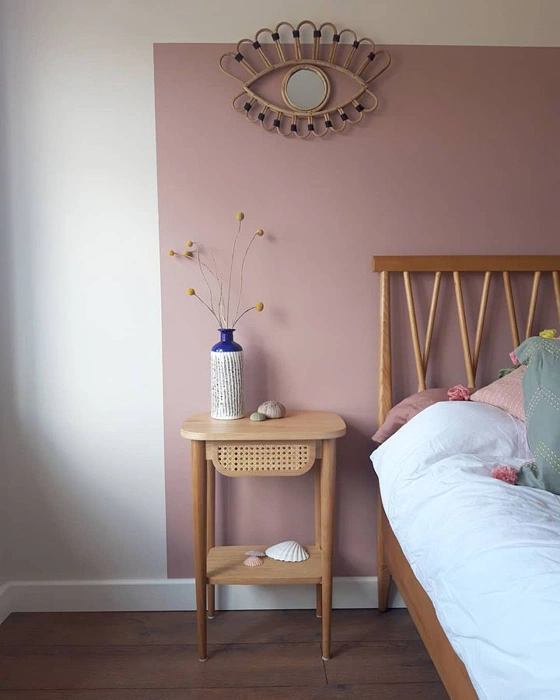 Бохо спальня с розовой стеной color-block Dulux 10YR 37/143 