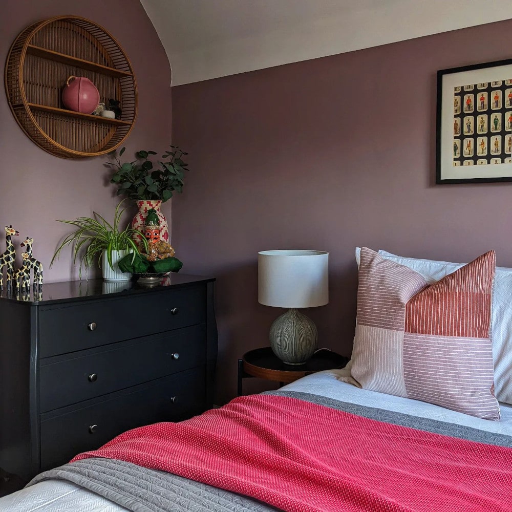 Спальняа с пыльным розовым цветом стен Dulux Maraschino Mocha