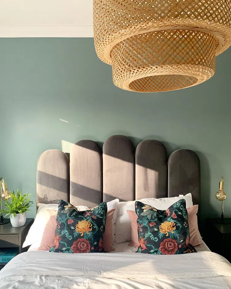Спальная с кроватью с мягким основанием и цветом Oval Room Blue