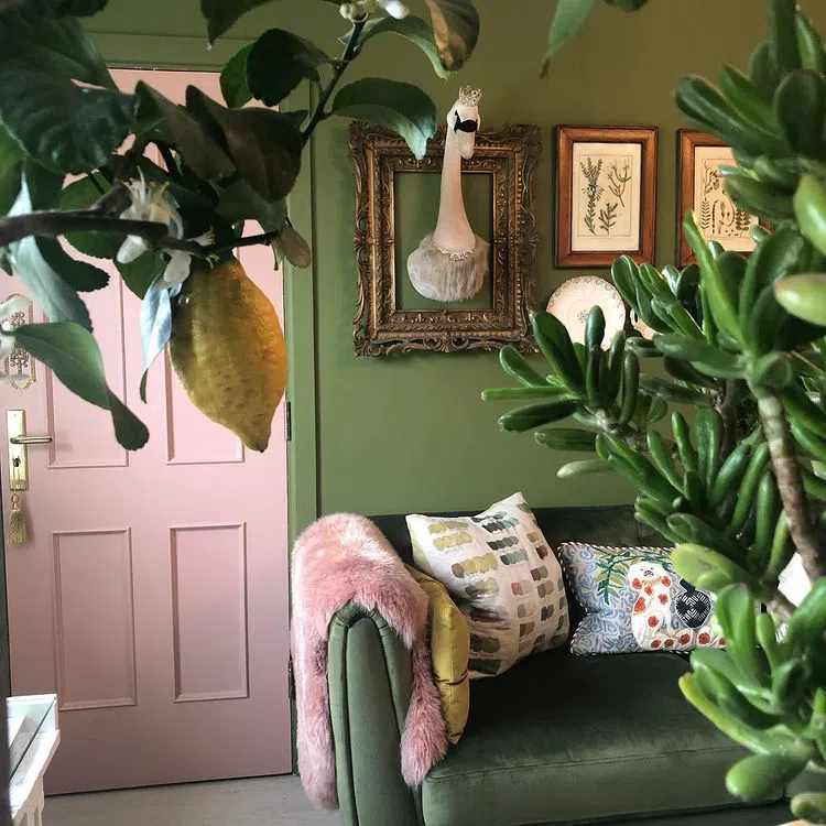 Зеленые стены Sap Green с розовыми дверьми в интерьере