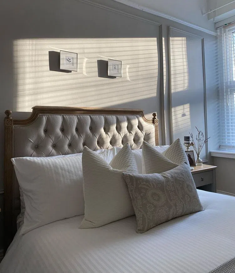 Интерьер спальни в классическом стиле с French Grey