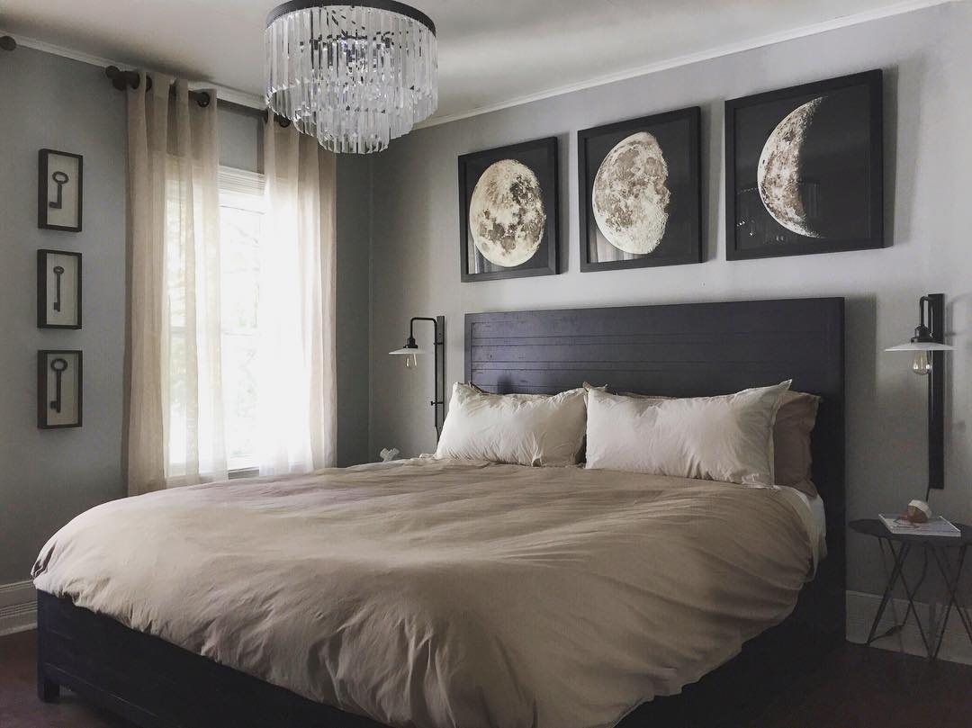 Benjamin Moore Smoke Embers 1466 в спальне с постерами с луной