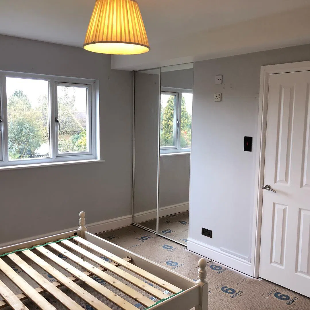 Интерьер комнаты с серыми стенами Dulux Grey Steel 3