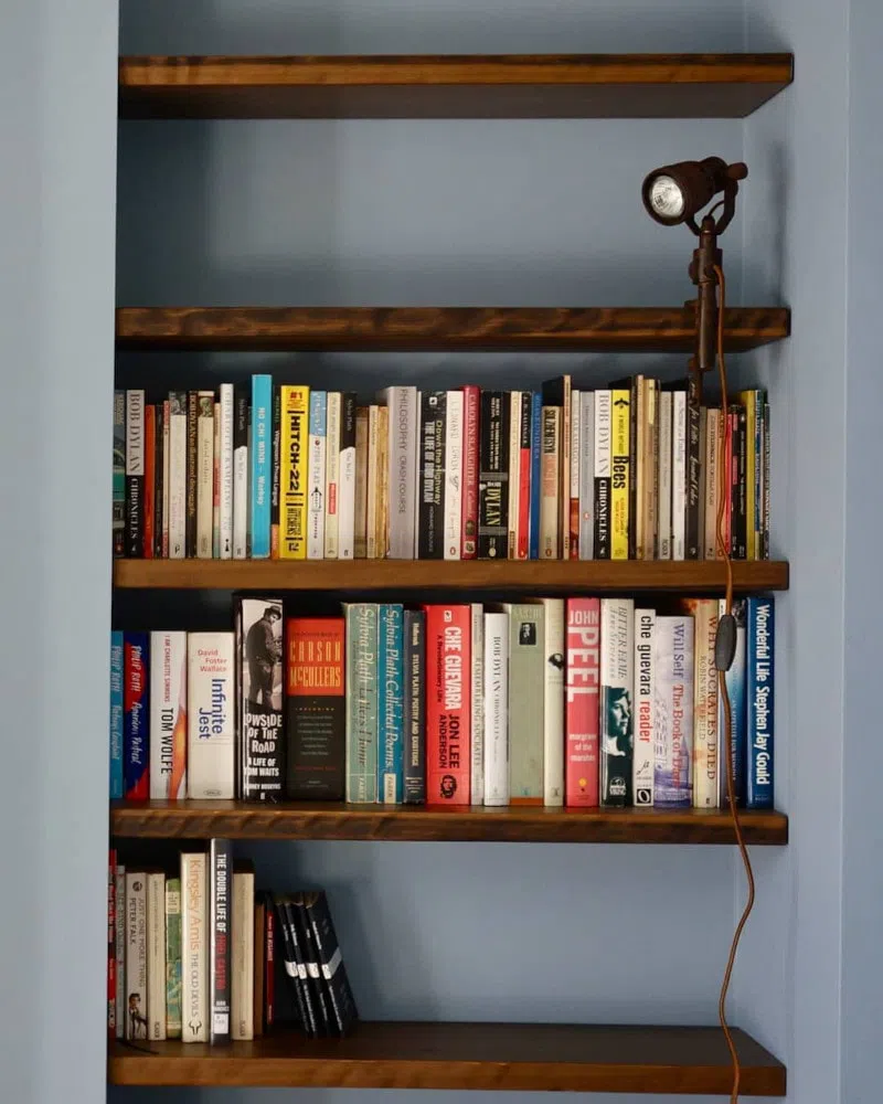 Встроенный книжный шкаф со стенами Grey Stone