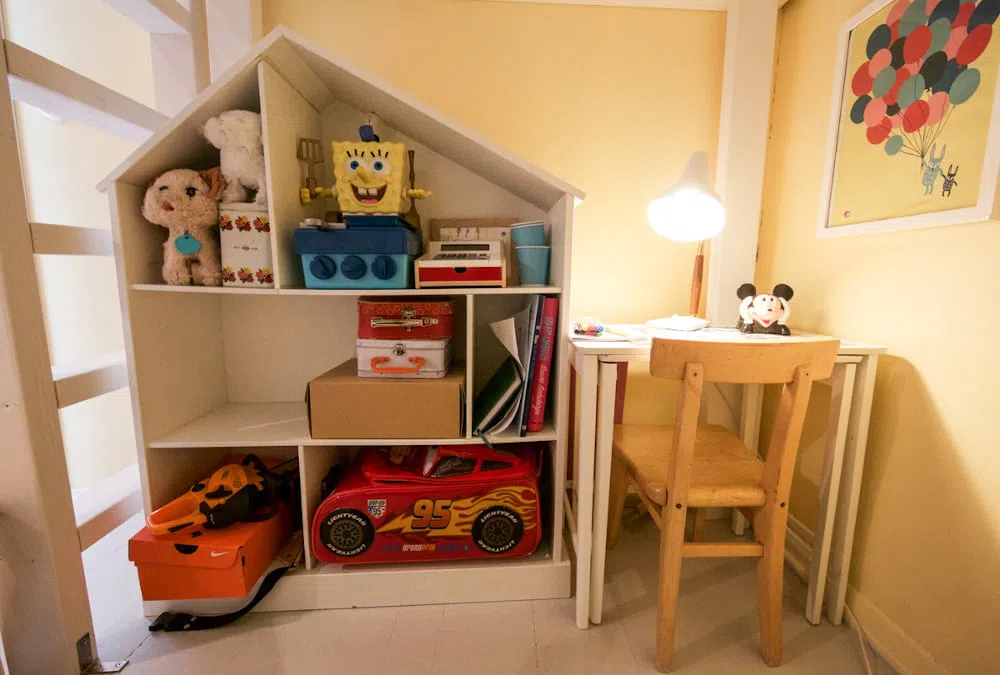 Уголок для поделок в детской комнате с желтыми стенами H303 Мажор