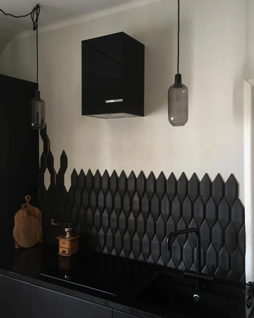 Кухня с светлыми стенами Tikkurila H497 и черным фартукам из шестигранной плитки