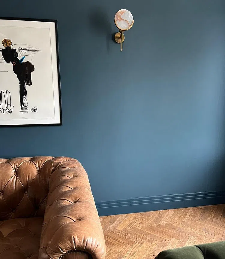 Синие стены Hague Blue 30 и коричневый кожаный диван