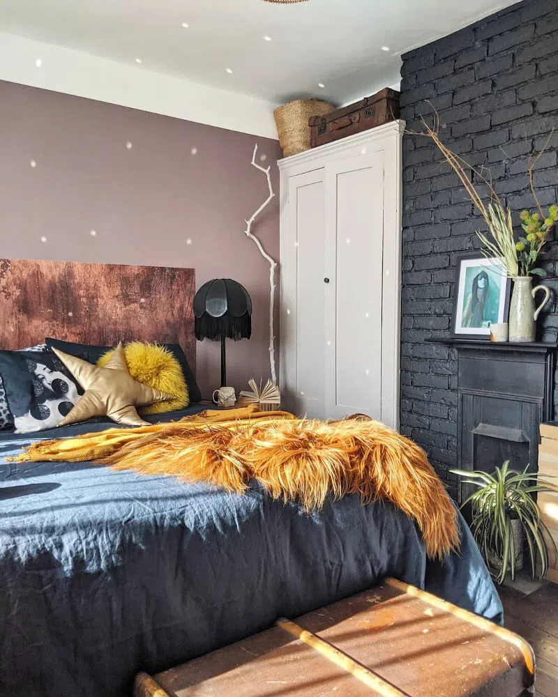 Спальня в стиле бохо с розовыми стенами