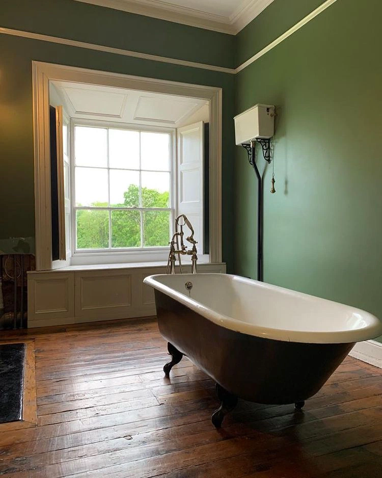 Пример интерьера ванной с зелеными стенами Invisible Green фото