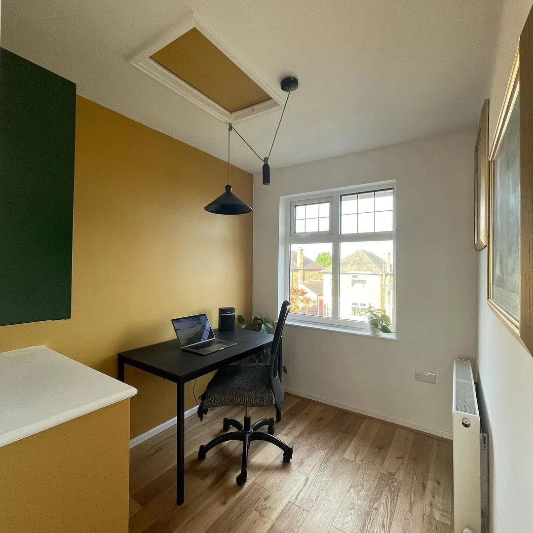 Домашний офис с цветом Farrow and Ball India Yellow